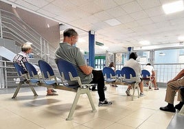 Pacientes en una sala de espera.