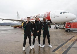 El pequeño de los Williams, Sancet y Vivian se toman una fotografía el día del estreno del avión.