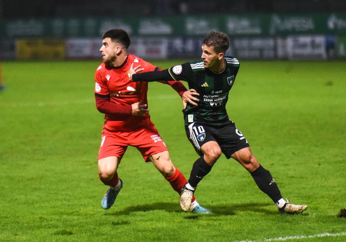 Leandro Martínez en una acción durante el partido ante Osasuna Promesas.