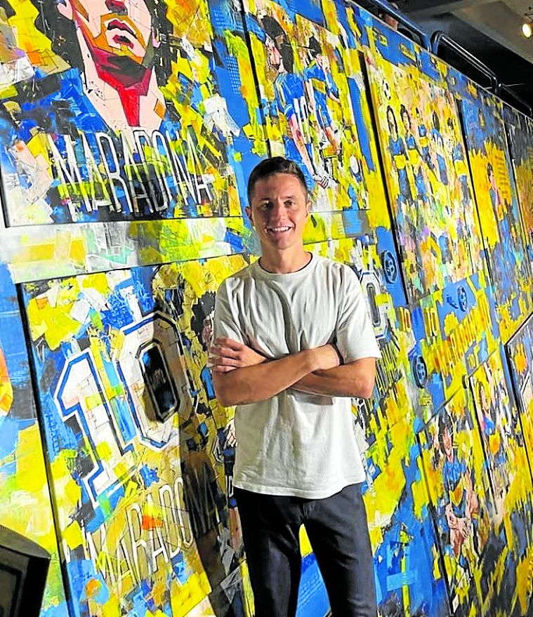 Imagen - Aficionado. El bilbaíno, junto a una pared del barrio de Copa con carteles de Maradona.