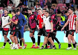 Decepción. Los jugadores del Athletic se retiran cabizbajos a los vestuarios del estadio Rey Abdullah tras la derrota en la semifinal de la Supercopa ante el Barcelona.