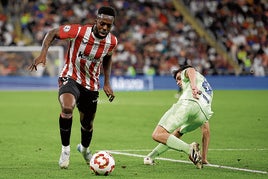 Iñaki Williams se va en velocidad de Pedri en el partido de la Supercopa disputado en Yeda.