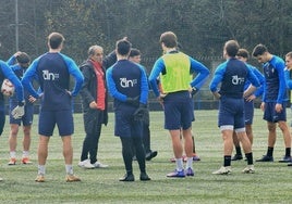 Natxo González charla con sus jugadores durante el entrenamiento de este viernes.