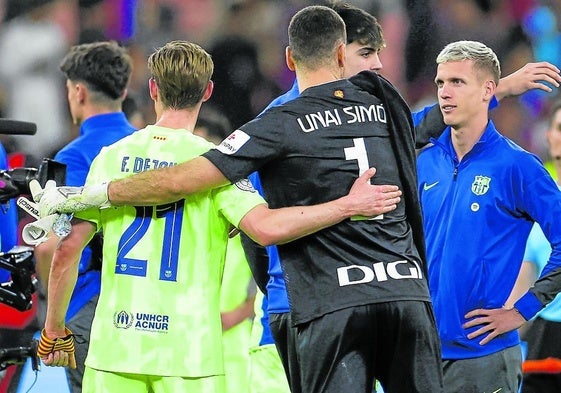 Unai Simón saluda a De Jong en presencia de Dani Olmo tras la semifinal de la Supercopa.