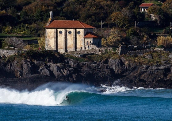 Ni Comillas ni Ribadesella: el pueblo costero más bonito de España que arrasa entre los turistas británicos tiene 1.800 habitantes