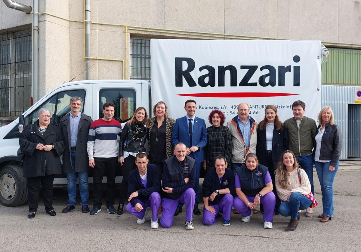 Foto de familia del vicelehendakari, Mikel Torres, alcaldesas y concejales de ambos municipios y trabajadores de Ranzari.