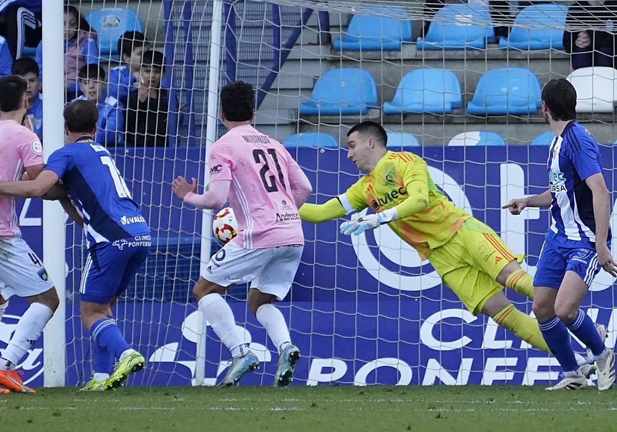 Una ocasión de peligro del Sestao River que paró Andrés Prieto.