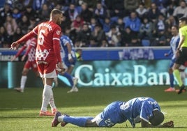 Diarra, tumbado sobre el césped en un lance del partido.