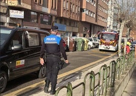 Servicios forenses, Policía y bomberos, en la calle del suceso.