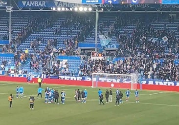 La afición arropa a los jugadores a la conclusión del partido: «El Glorioso nunca se rinde»