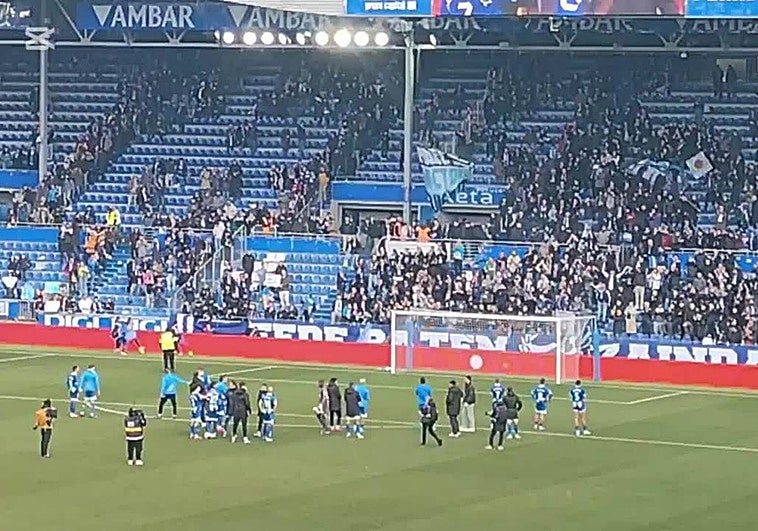 La afición del Alavés arropa a los jugadores a la conclusión del partido: «El Glorioso nunca se rinde»