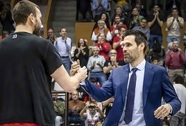 Saludo de Marc Gasol y Fernando San Emeterio.