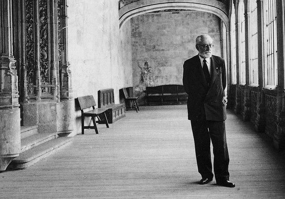 Miguel de Unamuno, en el claustro de la Universidad de Salamanca en 1934.