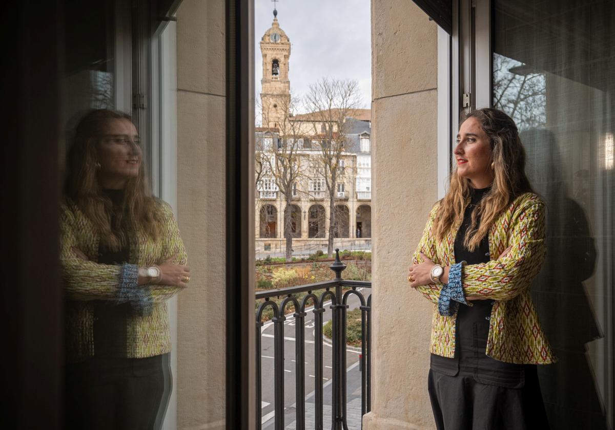 Mar Dabán observa la calle desde una ventana de las oficinas de la subdelegación.