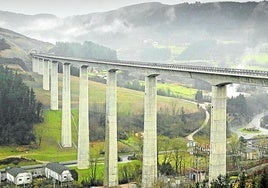 Panorámica del viaducto de la 'Y' vasca en Bergara por el que el Tren de Alta Velocidad llegará a territorio guipuzcoano.