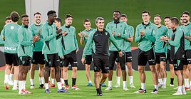 Los jugadores del Athletic aplauden a Valverde, que sonríe divertido, en el entrenamiento anterior al viaje a Arabia Saudí.