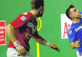 Peña II golpea una pelota con la zurda ante la mirada de Artola en el frontón de Etxebarri.