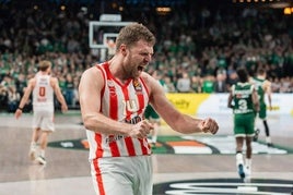 Vezenkov celebra una canasta con Olympiacos.