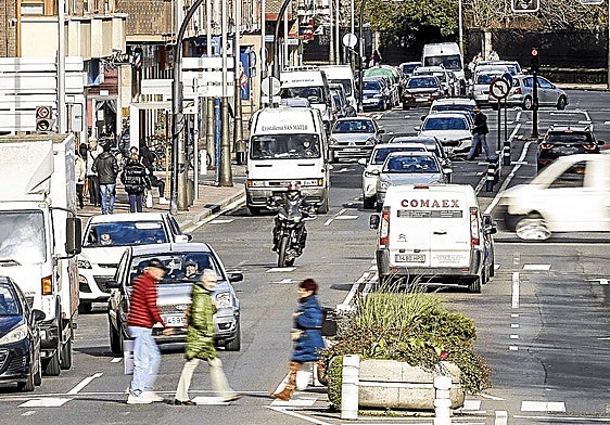 Portal de Arriaga. Todos los edificios residenciales conviven aquí con demasiados decibelios.