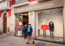 Los carteles de liquidación ya cuelgan en el escaparate de Benetton.