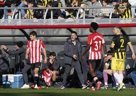 Jokin Aranbarri da instrucciones durante el partido entre el Bilbao Athletic y el Barakaldo.