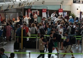 Pasajeros facturan en un día de ajetreo en el aeropuerto de Bilbao.