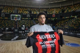 Omar Silverio, con la camiseta de calentamiento del Surne en el Bilbao Arena.