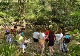 Varios niños disfrutando de la iniciativa 'Zapatuetan Berriz'