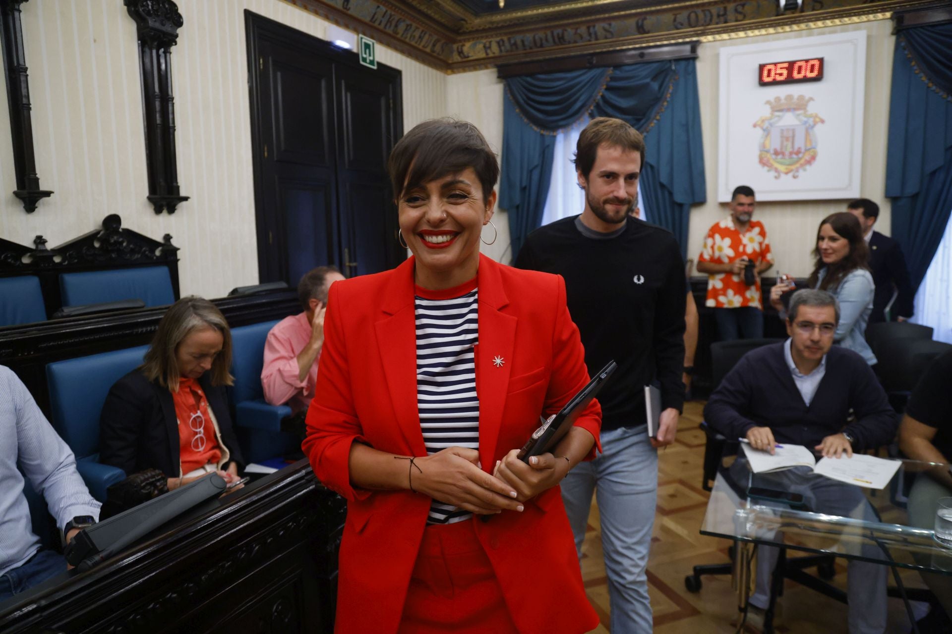 Rocía Vitero entra en el salón de plenos municipal.