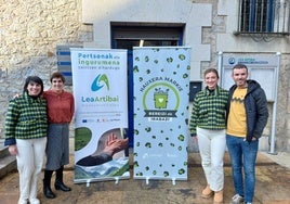 Nerea Gartzia junto a Leire Markuerkaiga y Ainhoa Etxebarria y el guionista de la campaña.