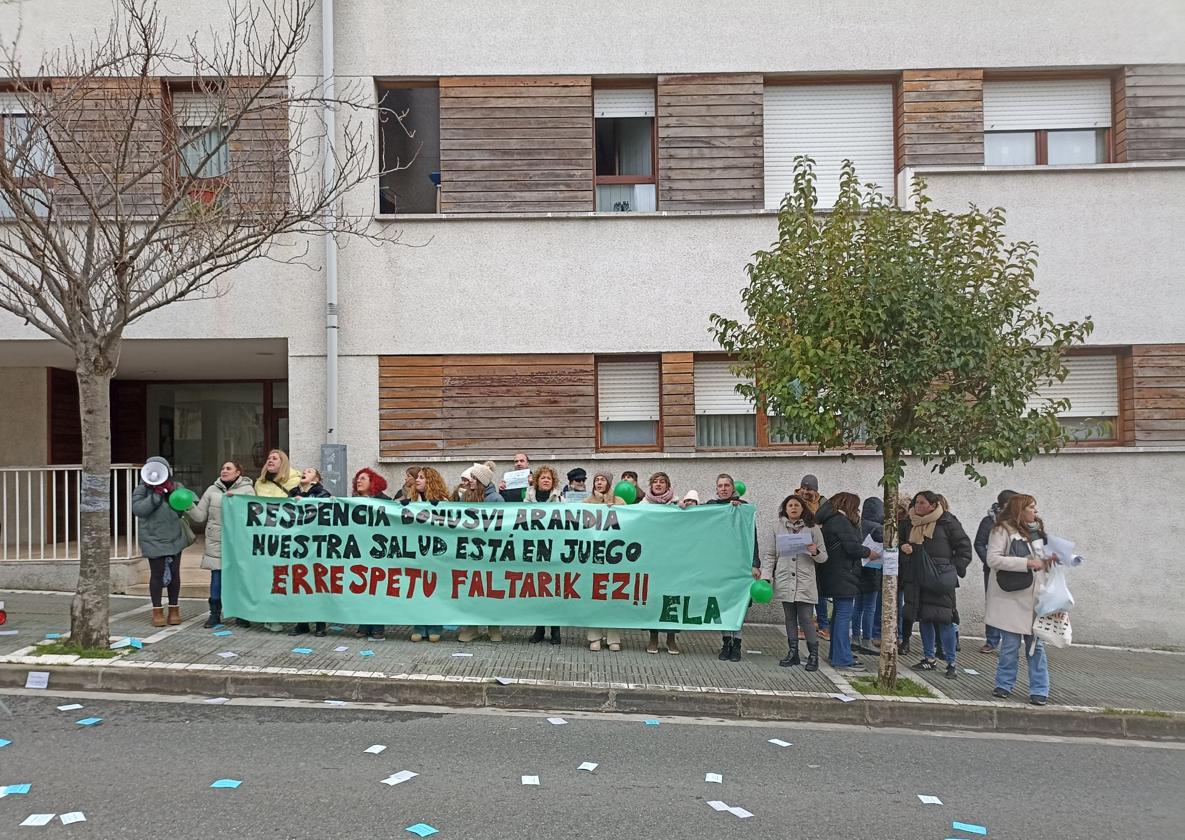 Las trabajadoras protestaron frente a la residencia durante la mañana del martes.