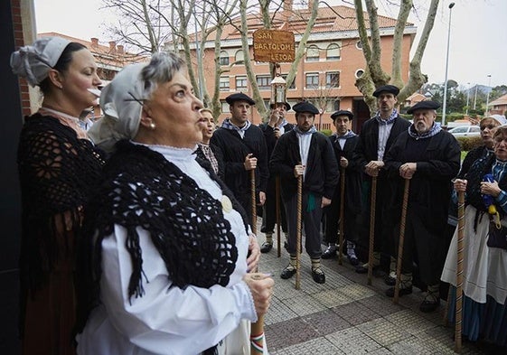 Un grupo canta en una edición pasada de Santa Águeda en Leioa.