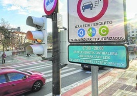 Acceso. Entrada a la zona de bajas emisiones por el puente del Ayuntamiento; en cada acceso al área restringida hay cámaras que leen las matrículas y determinan quién pasa de manera correcta y quién ha de ser sancionado.