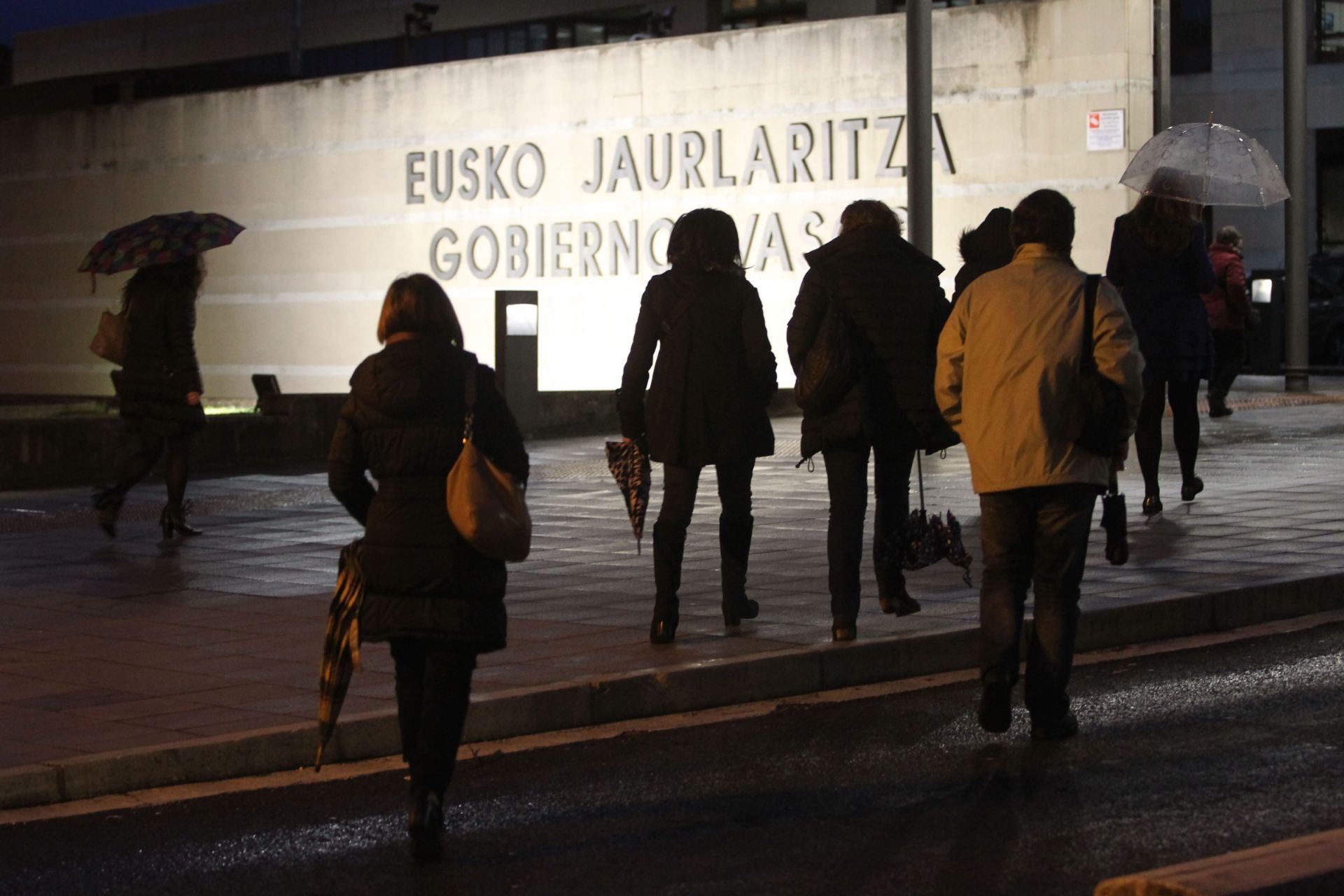 Funcionarios del Gobierno vasco accediendo la sede central de Lakua.