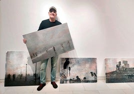 Iban Gorriti con sus obras en la sala de exposiciones del Centro Zelaieta