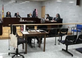 Concentración de protesta contra el exentrenador de baloncesto del Gernika en el arranque de su juicio por agresión sexual