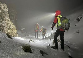 Imagen del operativo que sirvió para dar con los dos montañeros holandeses rescatados en el Gorbea en diciembre.