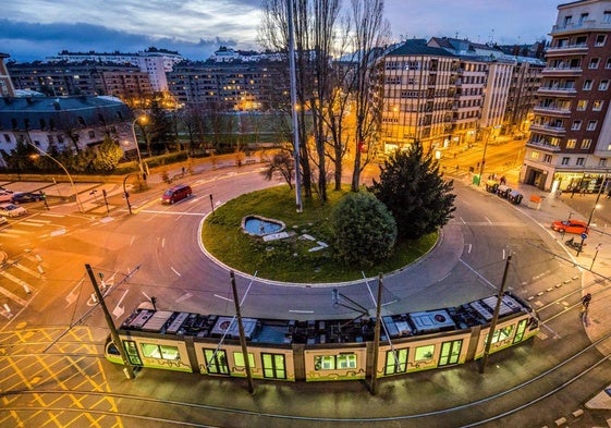 Paso del tranvía por la plaza Lovaina.