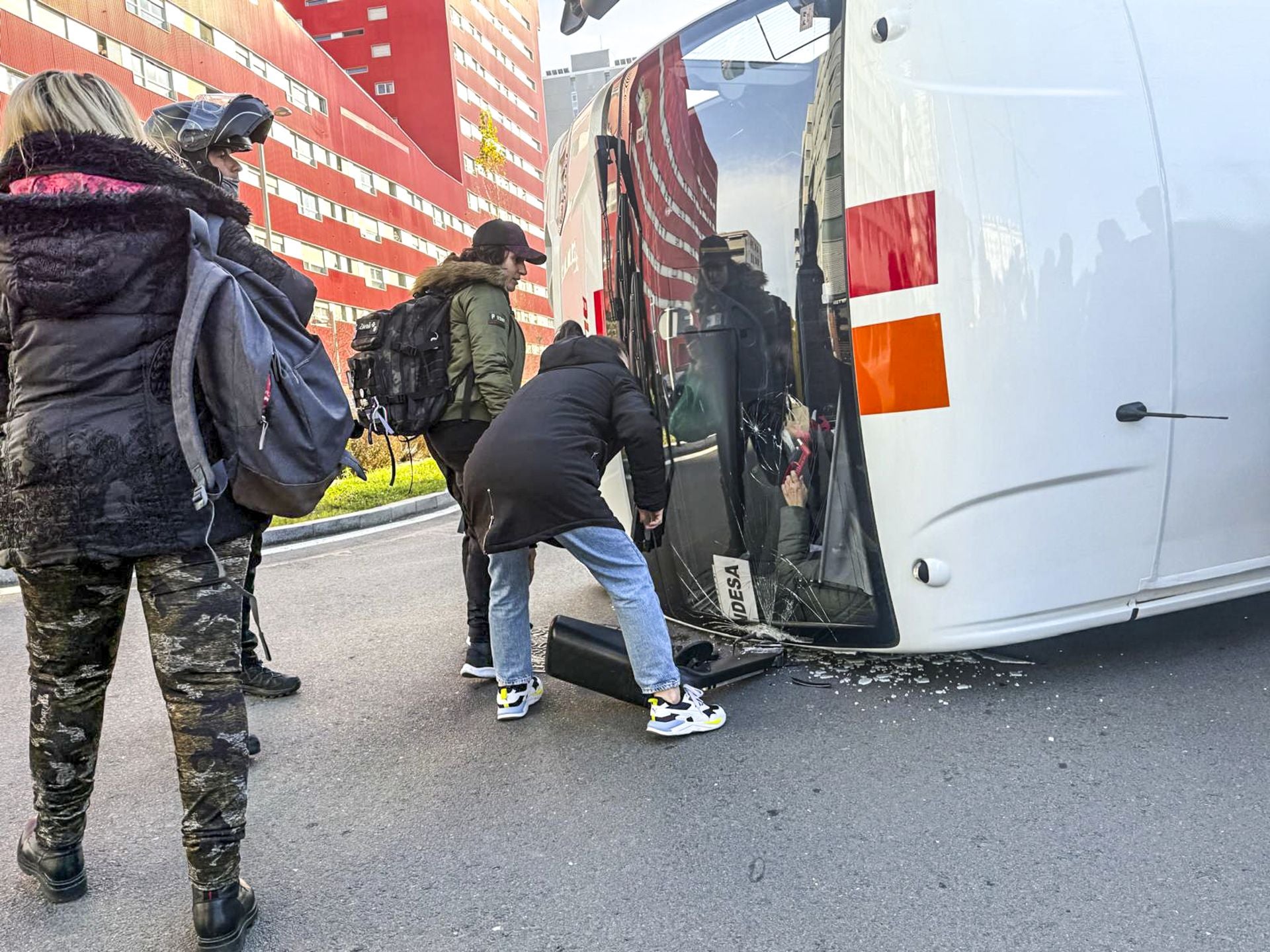 Siete heridos en un choque entre el tranvía y un microbús en Vitoria