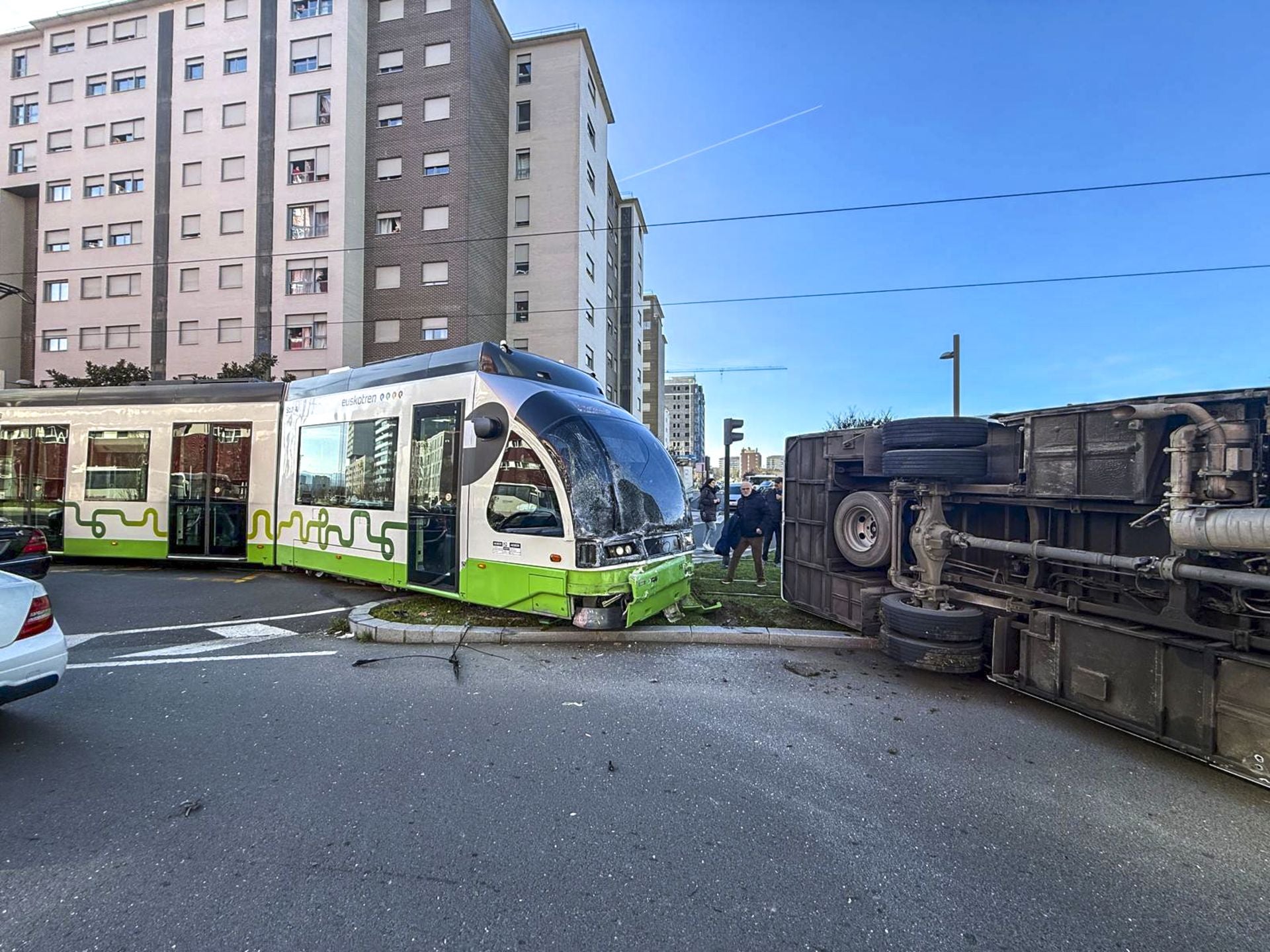 Siete heridos en un choque entre el tranvía y un microbús en Vitoria