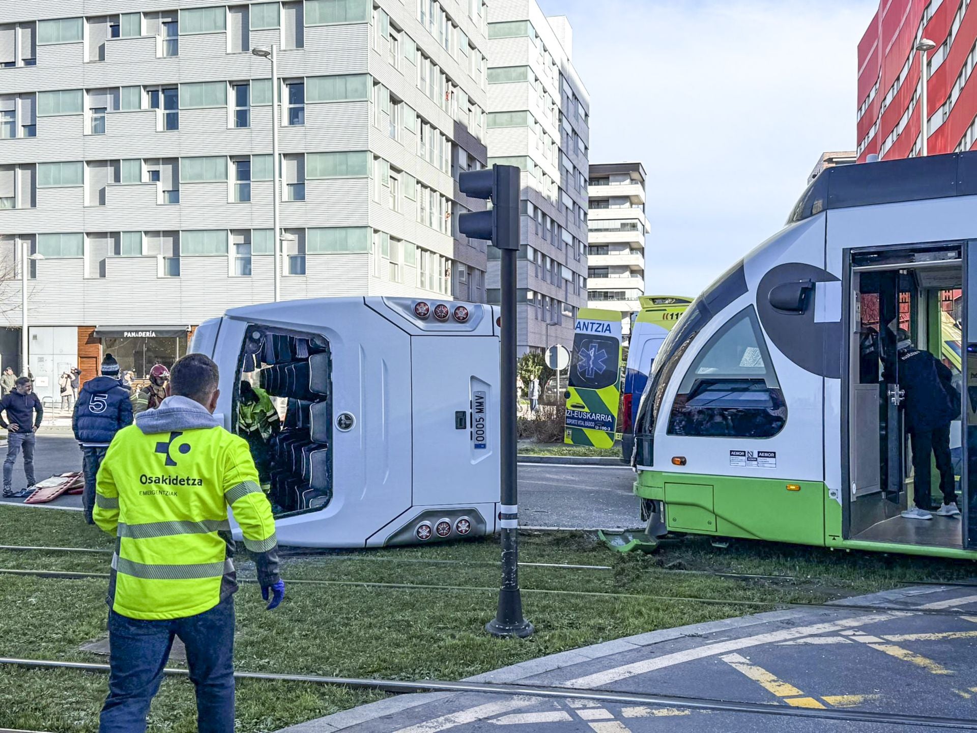 Siete heridos en un choque entre el tranvía y un microbús en Vitoria