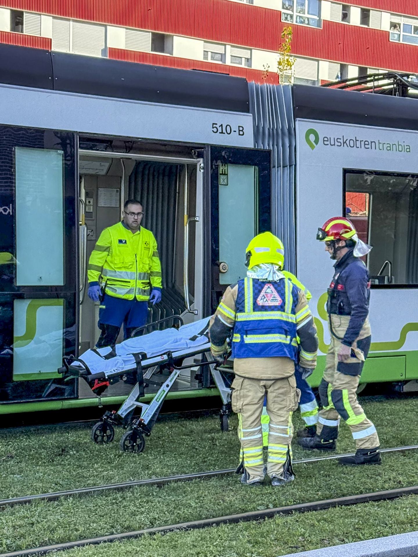 Siete heridos en un choque entre el tranvía y un microbús en Vitoria