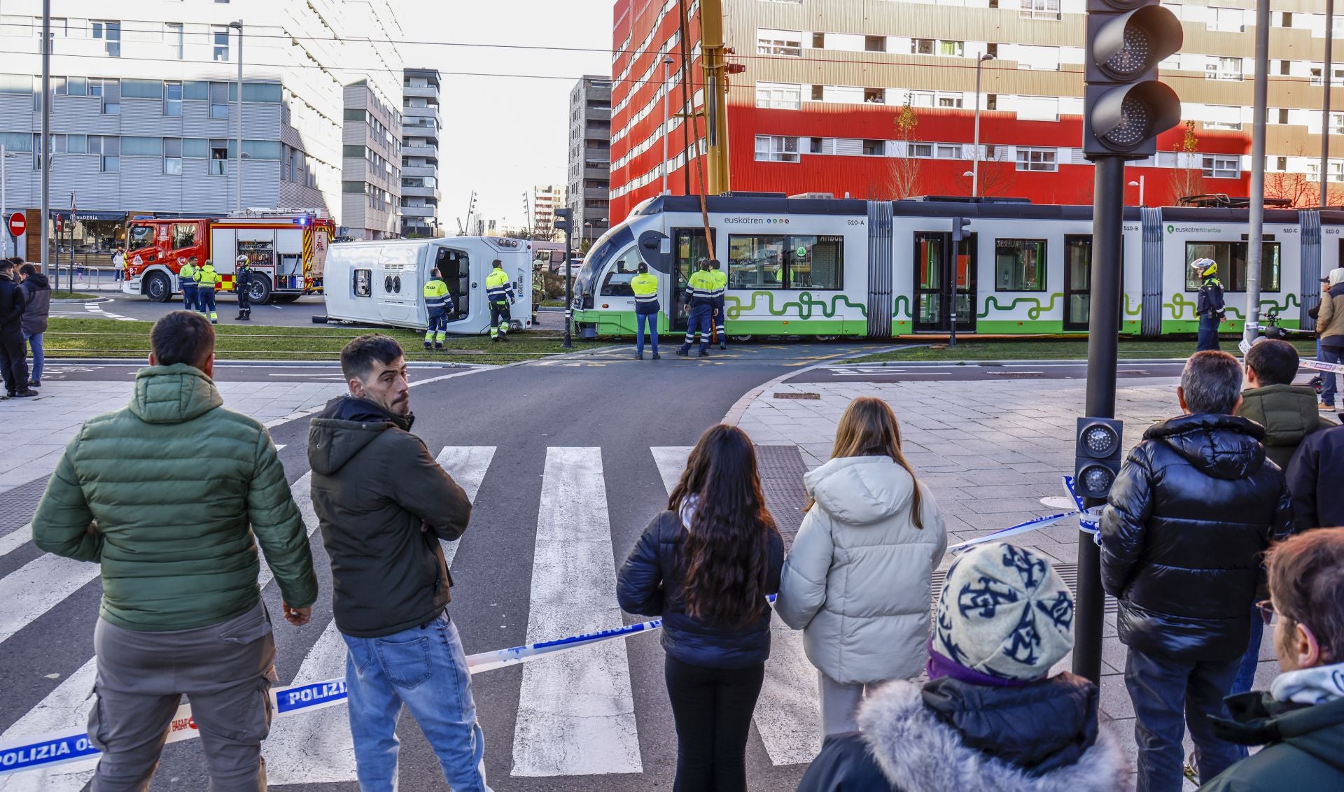 Siete heridos en un choque entre el tranvía y un microbús en Vitoria