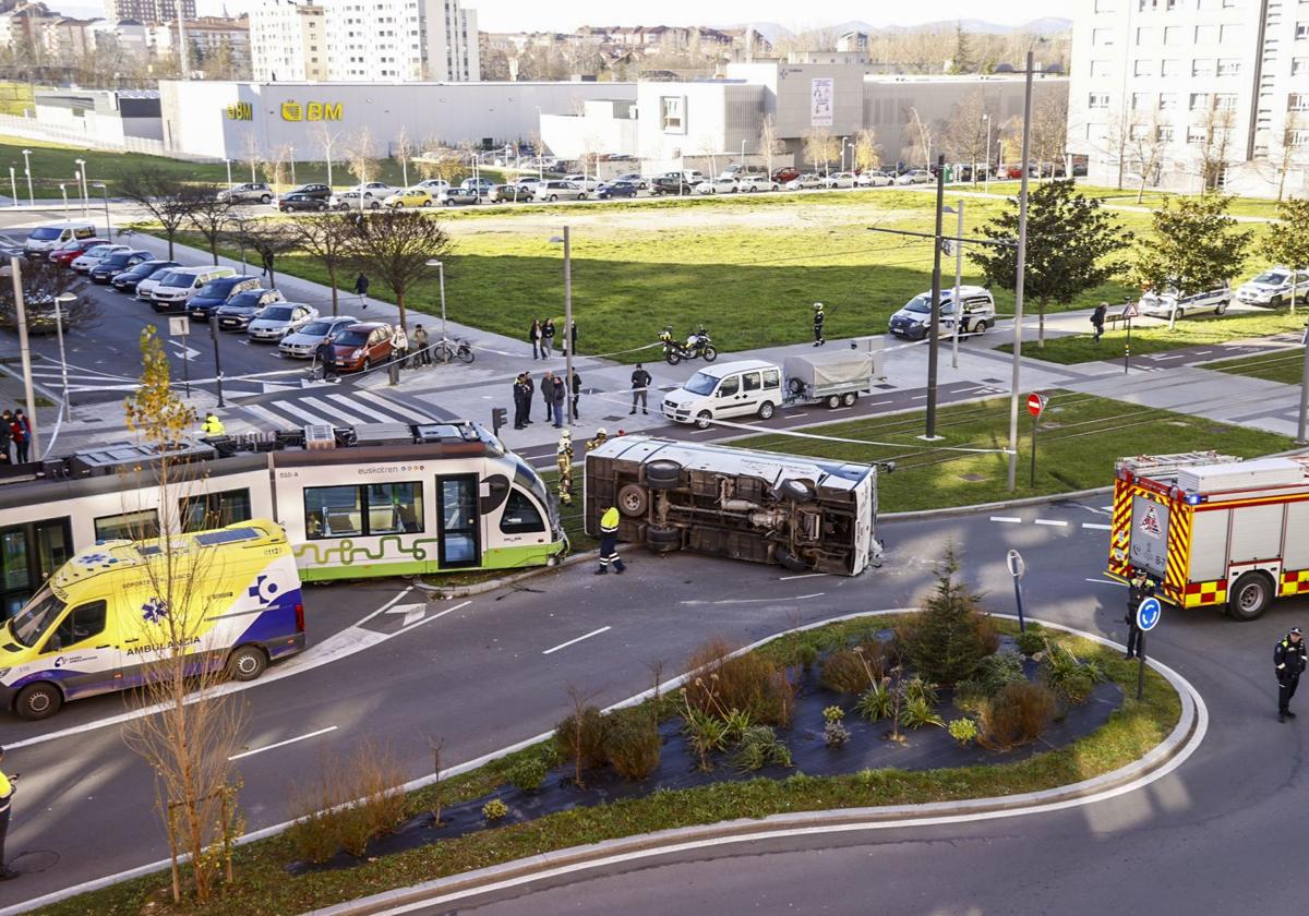 Siete heridos en un choque entre el tranvía y un microbús en Vitoria