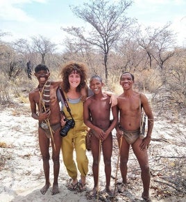 Elena junto a algunos de los bosquimanos con los que convivía.