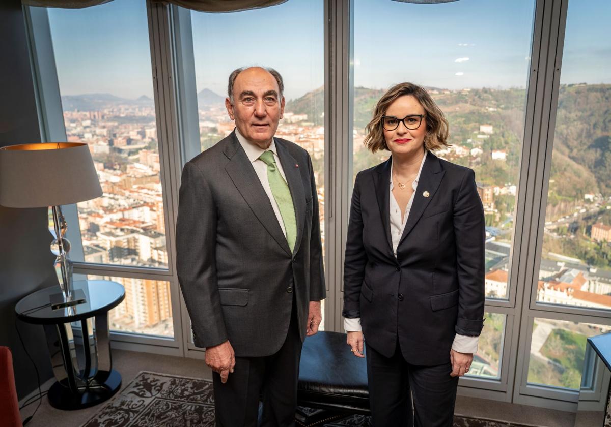 Ignacio Galán y Elixabete Etxanobe, en el transcurso de la reunión que han mantenido esta mañana en la sede de la compañía eléctrica.