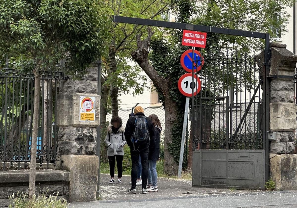 Jóvenes a las puertas del centro donde se desarrollan las primeras etapas del proyecto Bideberria.