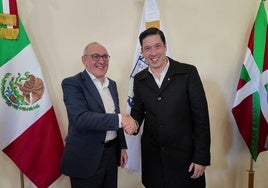 Ramiro González, junto al alcalde de El Marqués Rodrigo Monsalvo