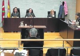 El acusado, sentado en el banquillo, al inicio del juicio ayer en la Sección Sexta de la Audiencia vizcaína.