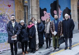 Cinco artistas han pintado murales en las persianas de algunos establecimientos de Bilbao La Vieja, San Francisco y Zabala para mejorar el entorno comercial.